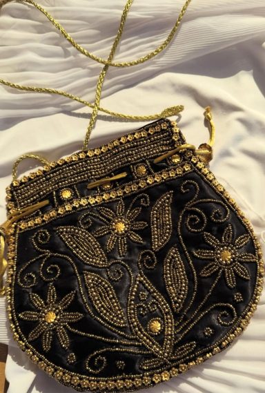 Bolsos de noche tipo pouch/potli bordado con cuentas.